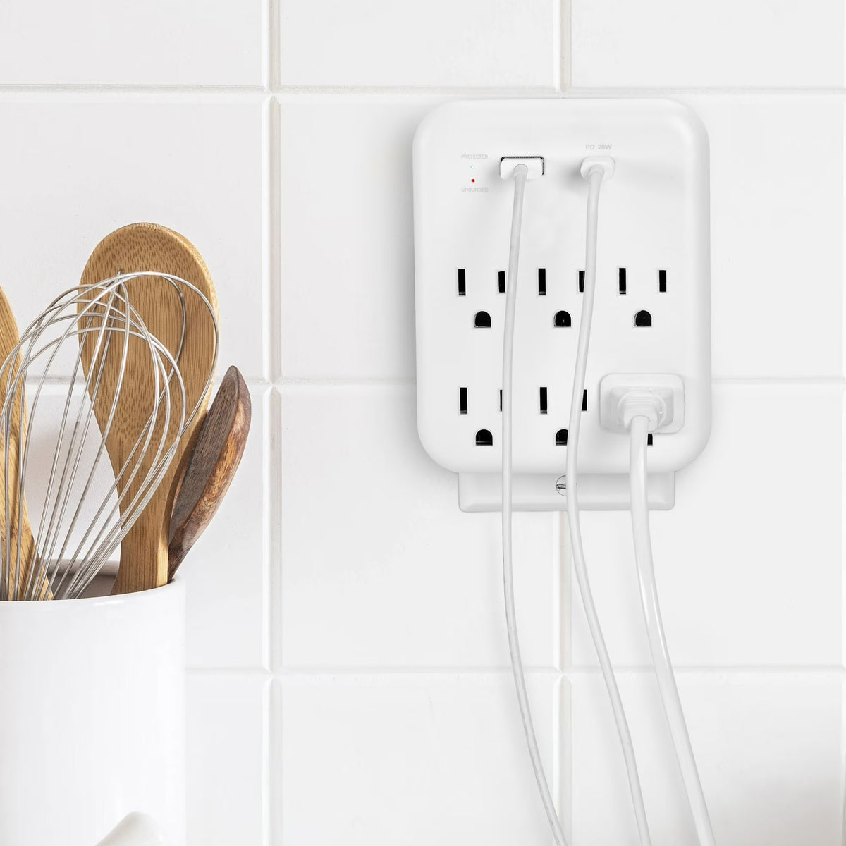 Brookstone 6-Port Outlets Chargers , 1 USB-C , 1 USB-A — White